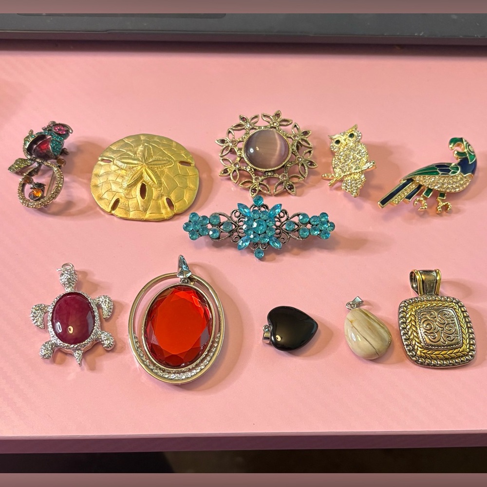 Lot of mostly unsigned brooches and pendants